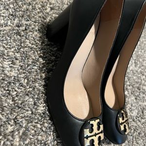 Tory burch. Black and gold. Heels size 8